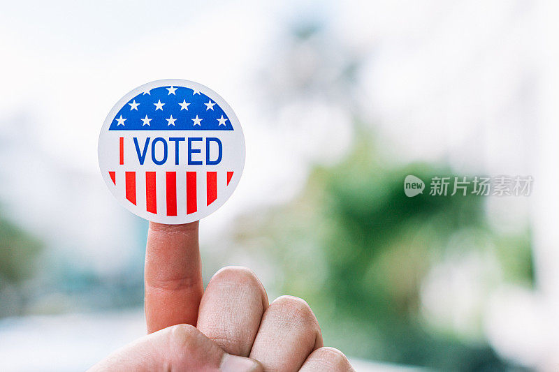 白人的手拿着“我投票了”的贴纸，在佛罗里达州与Copy Space一起对着镜头